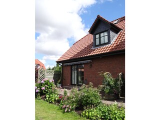 Gartenseite mit eigener Terrasse