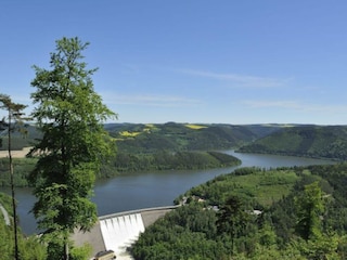 Blick auf Staumauer und Stausee