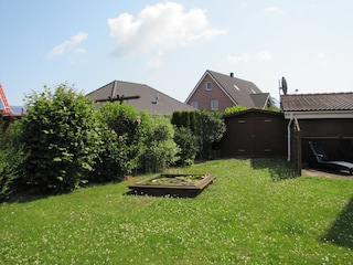 großer Garten mit Miniteich