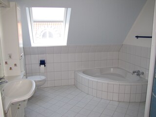 Badezimmer mit Wanne und Dusche