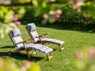 Sonnenliegen im Garten