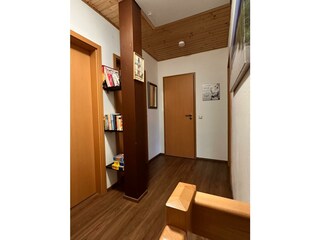 Flur 1. Etage mit Spielen und Büchern