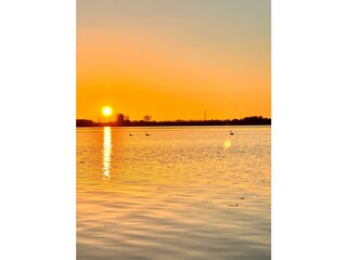 Sonnenuntergang am kleinen Naturstrand