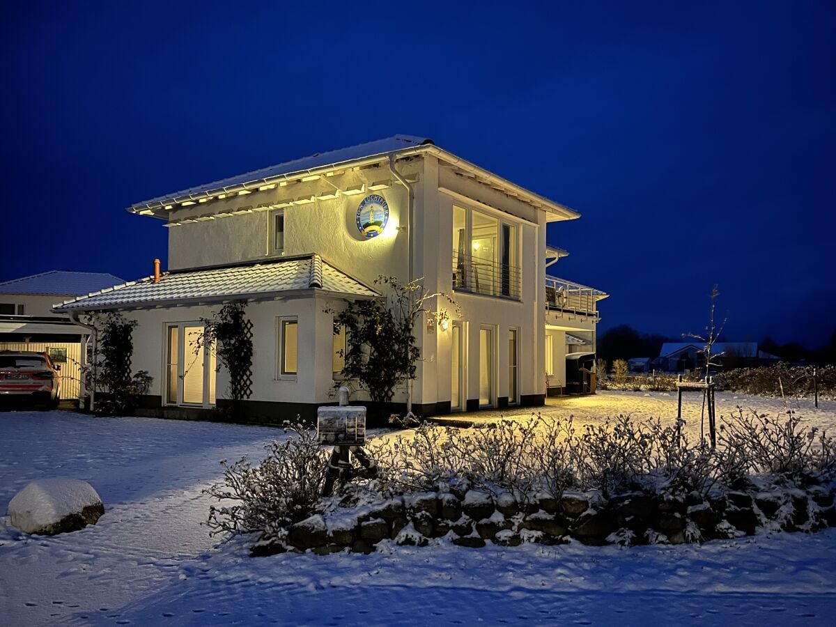 Wintervilla in der "Blauen Stunde"