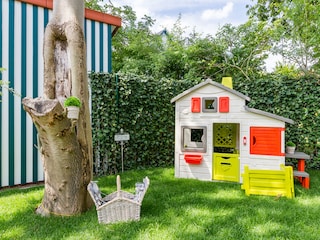 Kinderspielhaus im Garten