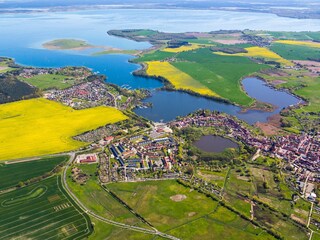 Lage des Strandhauses direkt am Ufer der Müritz.