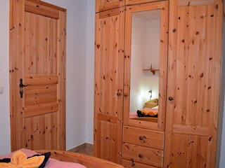 Schlafzimmer 1 mit Kleiderschrank