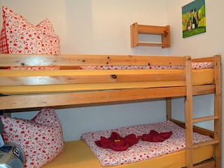 Schlafzimmer 2 mit Etagenbett 80 x 200, Kleiderschrank