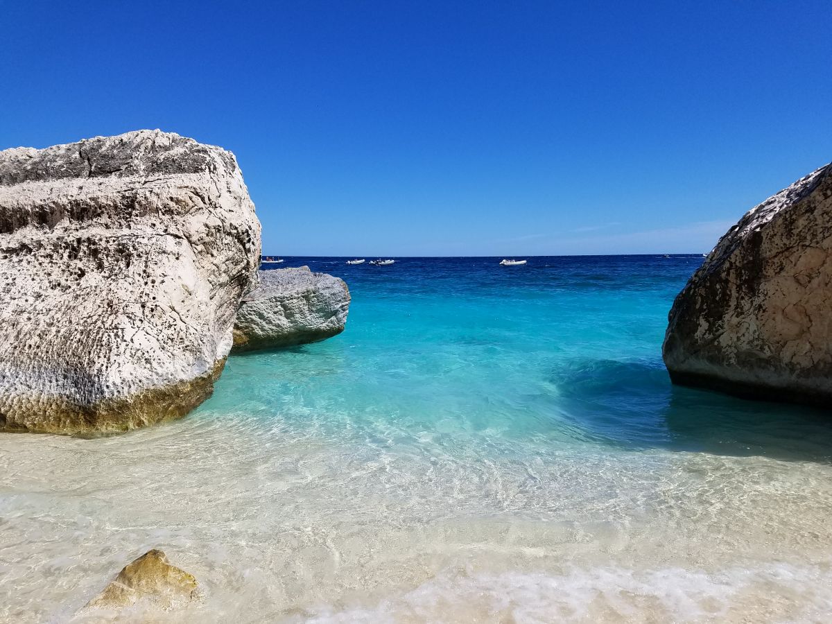 karribische Cala Mariolu mit Gummibootausflug erreichb.