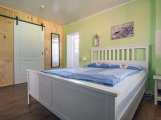 Schlafzimmer 1, mit begehbarem Kleiderschrank