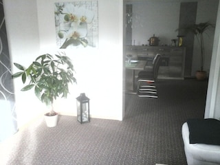 Blick vom Wohnzimmer ins Esszimmer