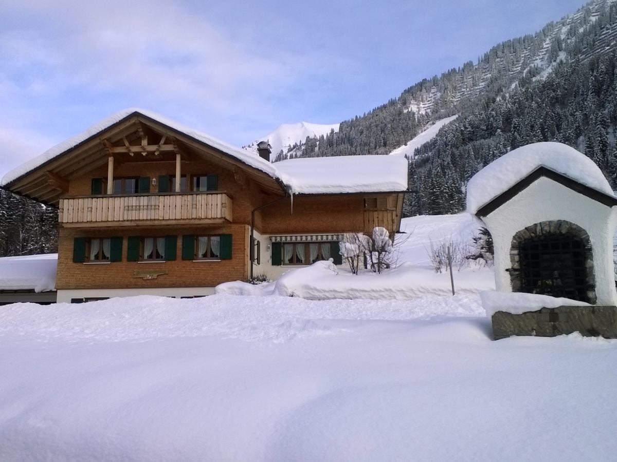 Unser gemütliches Holzhaus im Winter