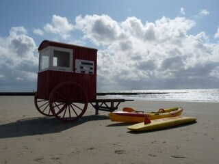 Alte Badekarre am Strand auf Borkum