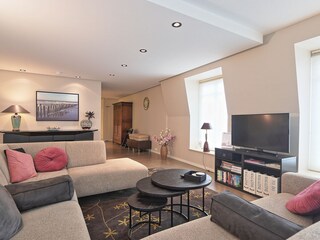 Geraümige Wohnzimmer mit TV und WLAN