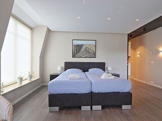 1. Schlafzimmer mit TV