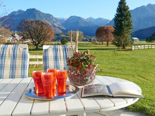 Terrasse mit Blick nach Süden im Sommer