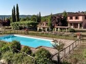 Pool mit Blick auf die Häuser