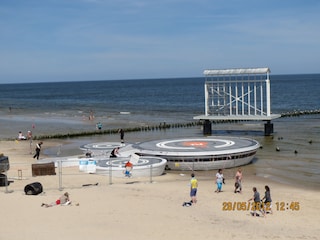 Ostseestrand mit Bühne