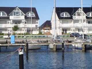 Ansicht der Wohnanlage vom Hafen