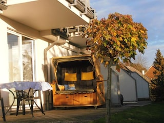 Die schöne möblierte Terrasse