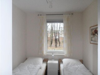 Schlafzimmer mit zwei Einzelbetten