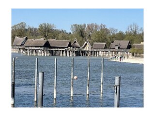 Blick auf die Pfahlbauten in Unteruhldingen
