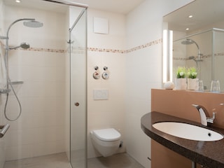 Badezimmer mit großer Dusche