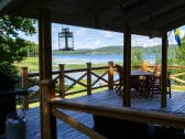 Seeblick der überdachten Terrasse mit Grill