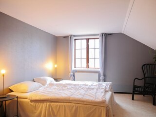 Schlafzimmer mit Doppelbett im Obergeschoss
