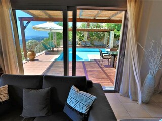 Blick aus dem Wohnzimmer Richtung Pool