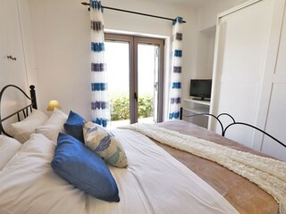 Schlafzimmer eins von drei, mit AC, TV