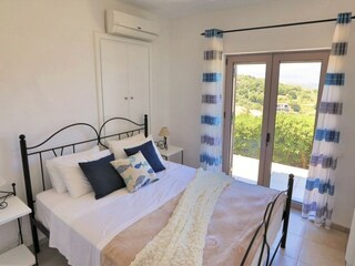 Schlafzimmer eins mit Terrassenzugang