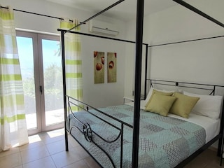 Schlafzimmer zwei von drei, AC, TV, Terrassenzugang