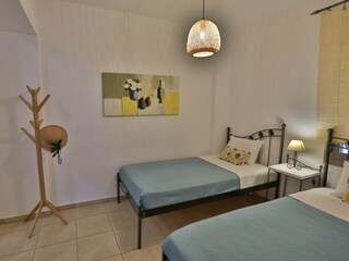 Schlafzimmer drei mit zwei Einzelbetten, AC, TV