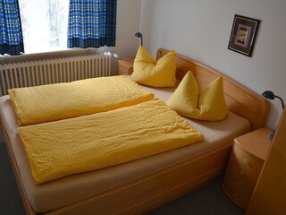 Behagliches Schlafzimmer mit Doppelbett