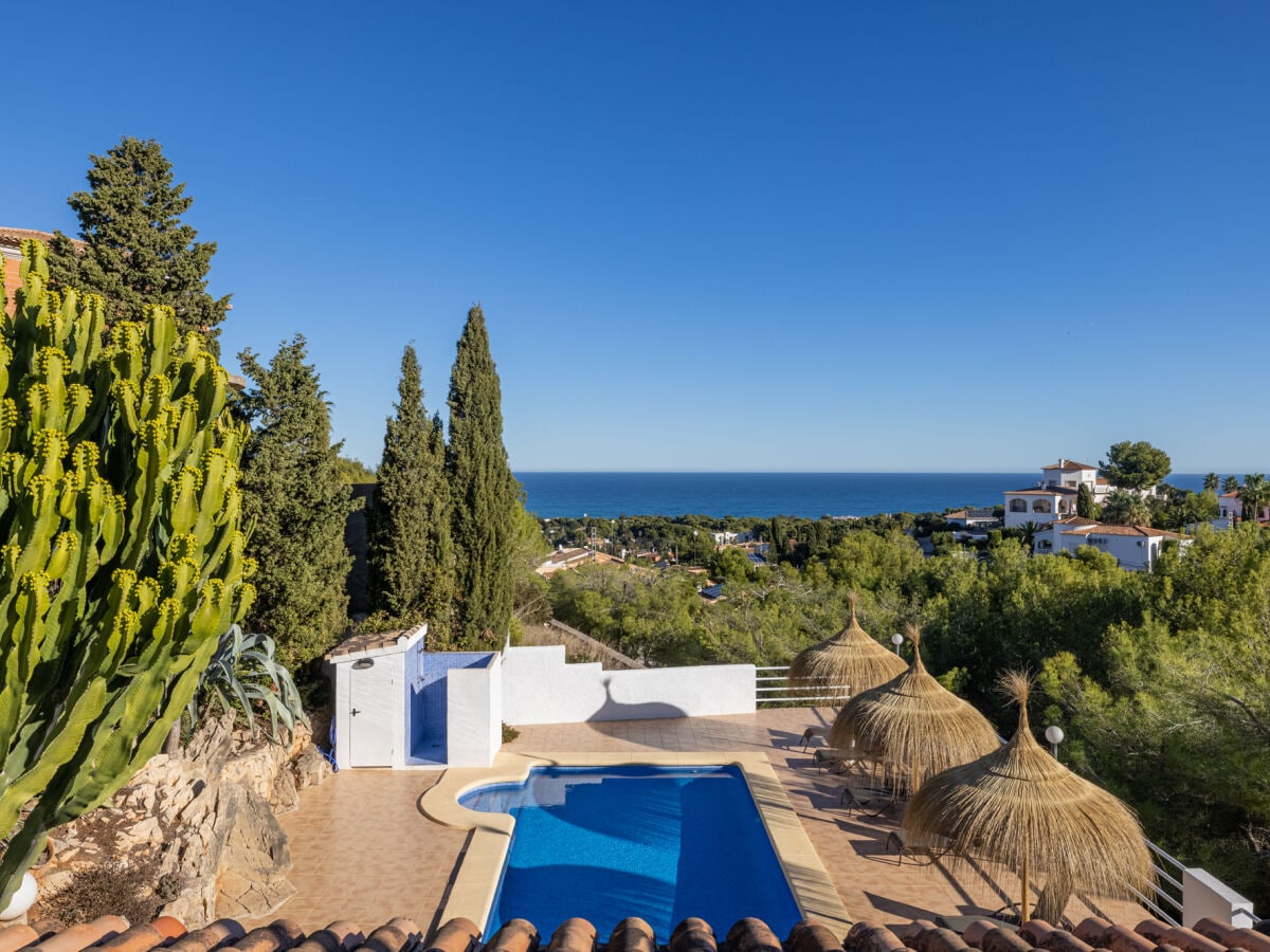 Blick von der Dachterrasse auf Pool und Meer