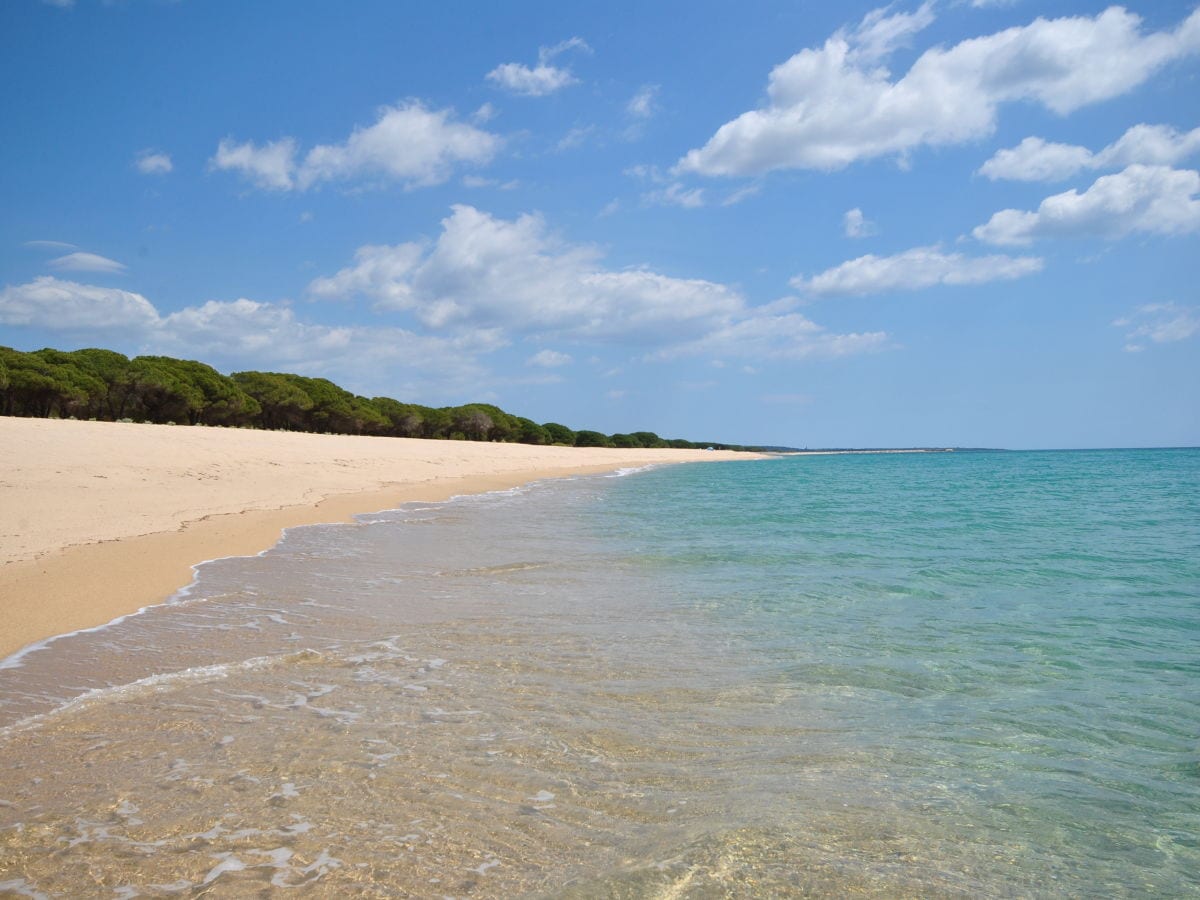 Strand mit kristallklarem Wasser in die andere Richtung