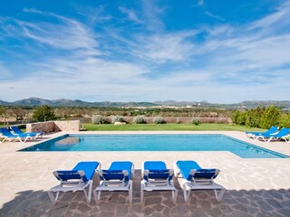 Blick von der überdachten Terrasse auf Arta
