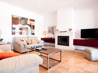 Geräumiges Wohnzimmer mit Kamin und Sat-TV