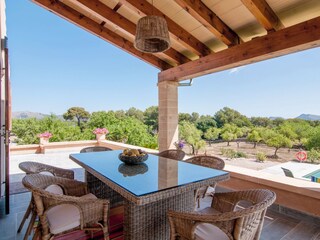 Schöner Esstisch auf der erhöhten Terrasse