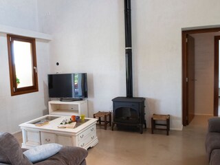 Bequeme Sofas im Wohnzimmer mit Kamin