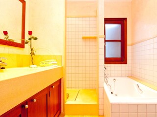 Badezimmer 1 mit begehbarer Dusche und sep. Badewanne
