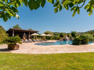 Wunderschöner Garten mit Poollandschaft