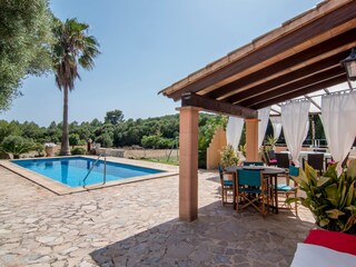 Schöne Poolterrasse mit Essplatz