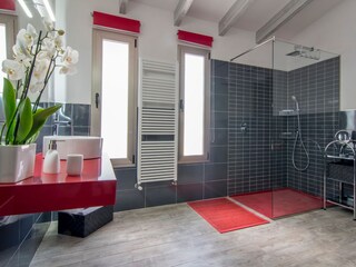 Badezimmer 1 mit begehbarer Dusche