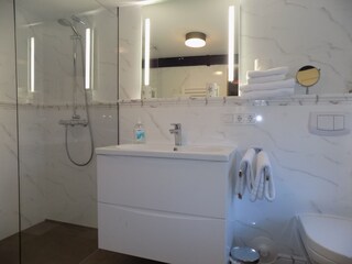 Badezimmer mit Dusche