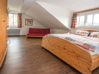 Schlafzimmer 2 mit Aussicht aufs Dorf