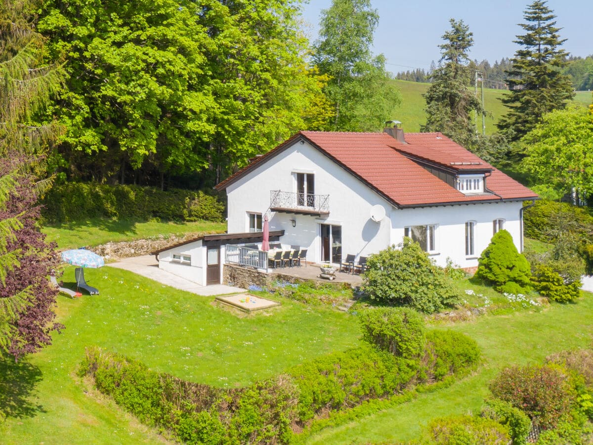 Großer Garten und Terrasse