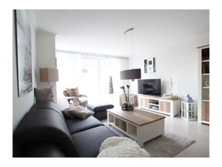 modernes, helles Wohnzimmer