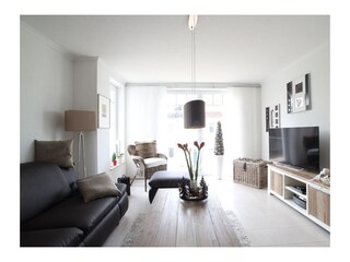 stilvolles Wohnzimmer mit Balkon